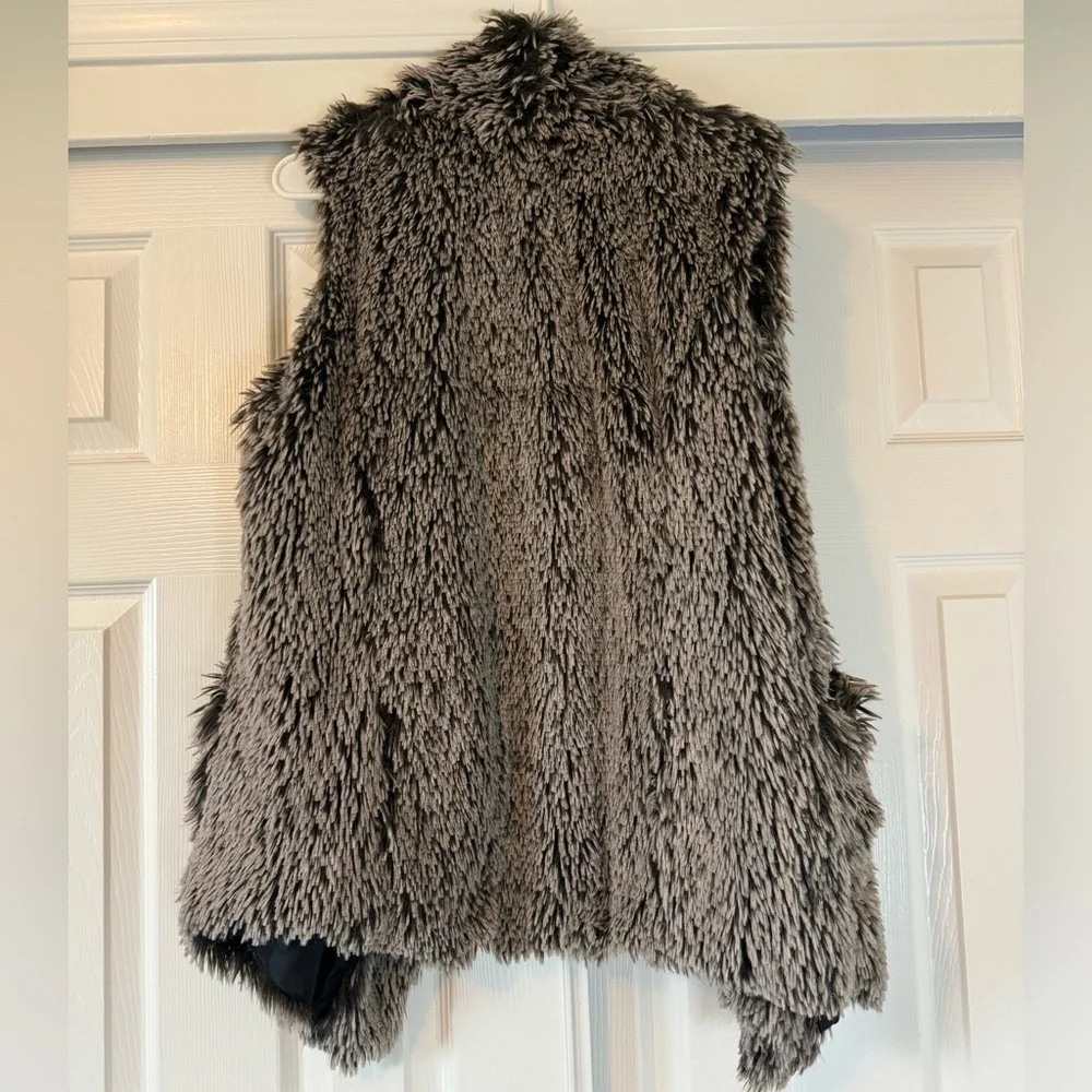 Democracy Faux Fur Vest - Picture 2 of 9